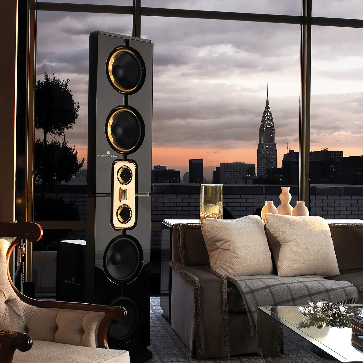 Modern bir salonda akustik olarak optimize edilmiş high-end HiFi ses ve müzik sistemi kurulumu