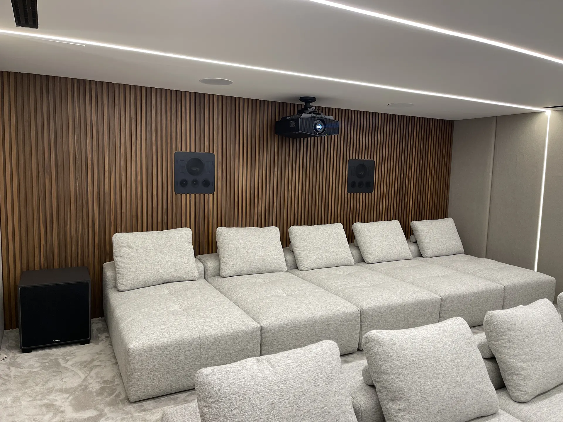 Bodrum Kaplankaya’da İdesis Mühendislik tarafından kurulumu tamamlanan, yüksek çözünürlüklü Sony 4K ev sinema projeksiyon cihazı ve entegre ses sistemi yerleşimi.