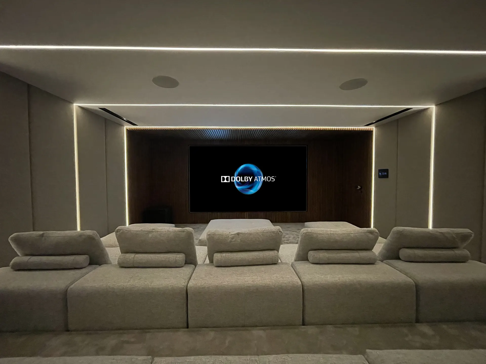 Bodrum Kaplankaya’da İdesis Mühendislik tarafından kurulumu tamamlanan, yüksek performanslı Dolby Atmos destekli lüks ev sinema sistemi ve özel akustik oda tasarımı.