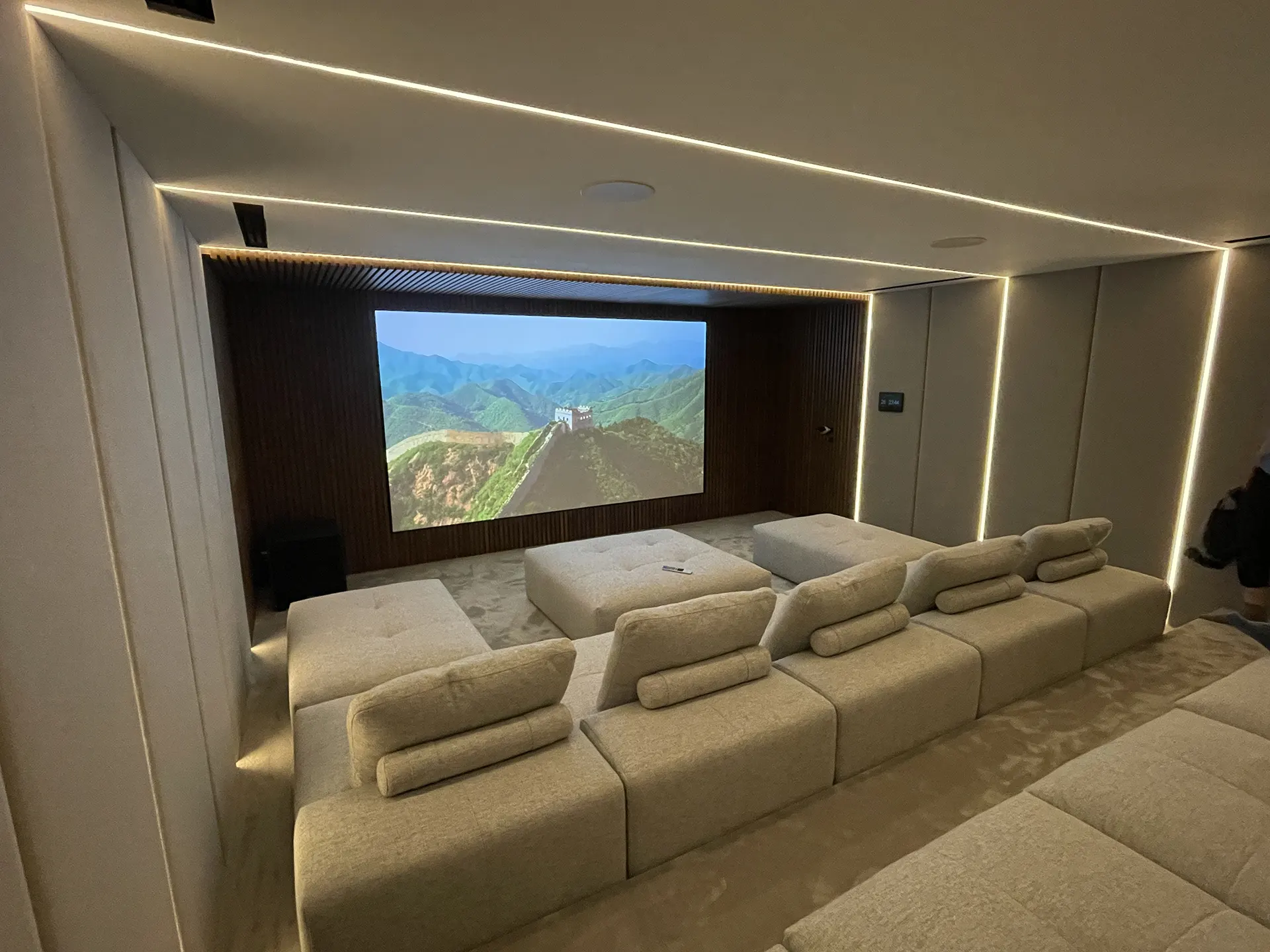 Bodrum Kaplankaya'da İdesis Mühendislik tarafından uygulanan, modern aydınlatma ve modüler oturma grubu ile tasarlanmış premium ev sinema sistemi.